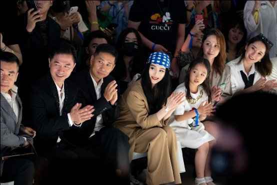 范冰冰亮相代言品牌U/TI大秀,驼色西装引领时尚潮流!