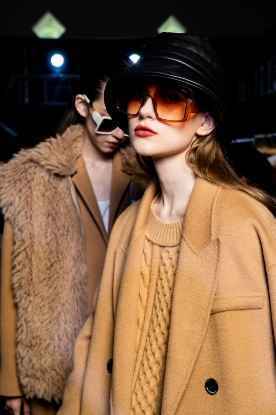 范冰冰亮相代言品牌U/TI大秀,驼色西装引领时尚潮流!