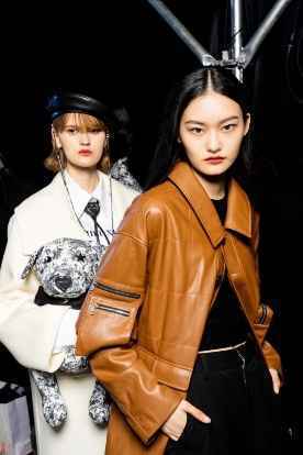 范冰冰亮相代言品牌U/TI大秀,驼色西装引领时尚潮流!