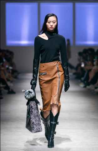 范冰冰亮相代言品牌U/TI大秀,驼色西装引领时尚潮流!