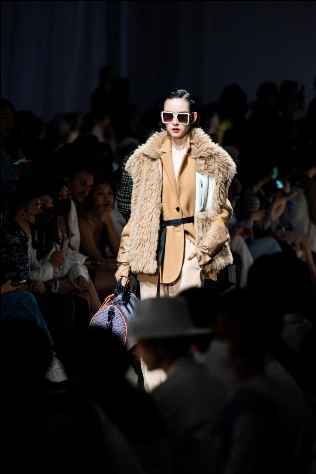 范冰冰亮相代言品牌U/TI大秀,驼色西装引领时尚潮流!