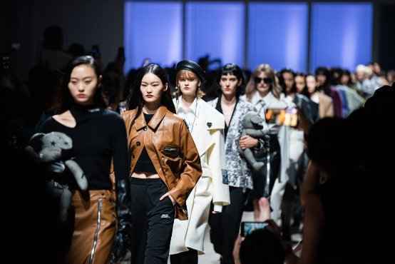 范冰冰亮相代言品牌U/TI大秀,驼色西装引领时尚潮流!