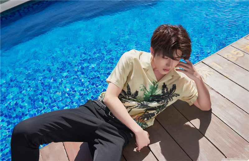 《青春有你2》蔡徐坤首次提起心酸过往，上台表演但话筒没有声音