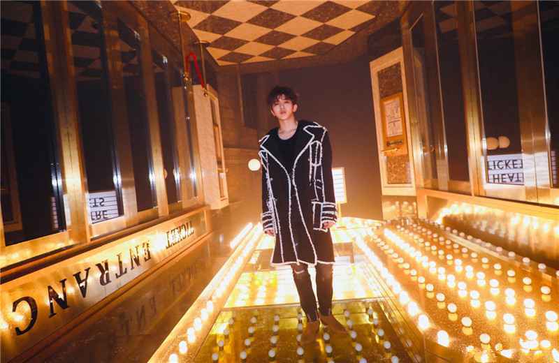 《青春有你2》蔡徐坤首次提起心酸过往，上台表演但话筒没有声音