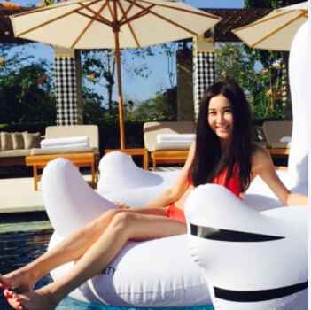 48岁温碧霞晒比基尼泳装照 粉丝:美得好想报警