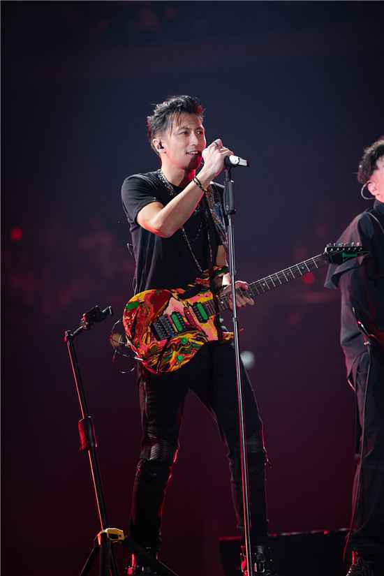 谢霆锋跨年演唱会演唱了什么？