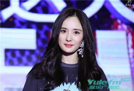 杨幂化身梦想观察员，节目造型俏皮性感超养眼