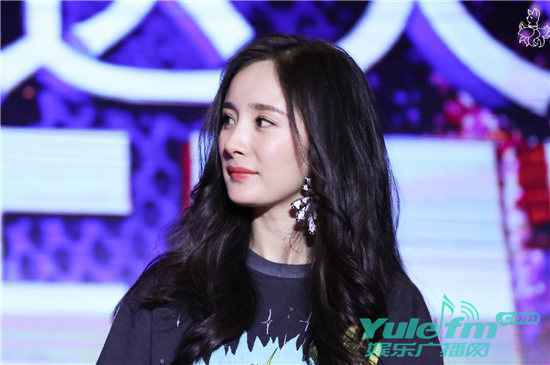 杨幂化身梦想观察员，节目造型俏皮性感超养眼