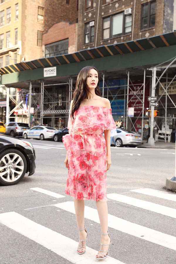 李一桐纽约时装周造型备受好评 女人味十足引人目不转睛