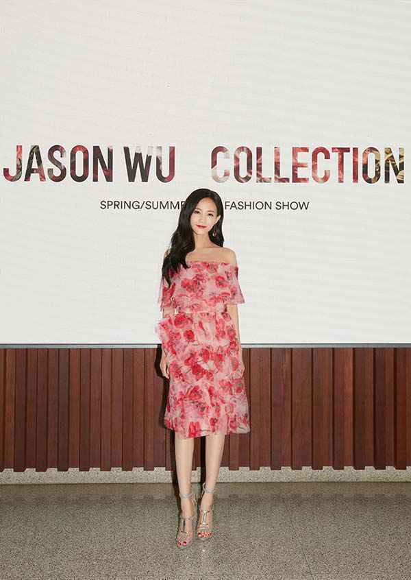 李一桐纽约时装周造型备受好评 女人味十足引人目不转睛