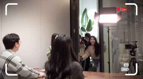 IU解释《Eight》发行日意义 「28+28=56」:喜欢玩数字游戏,会赋予各种意义