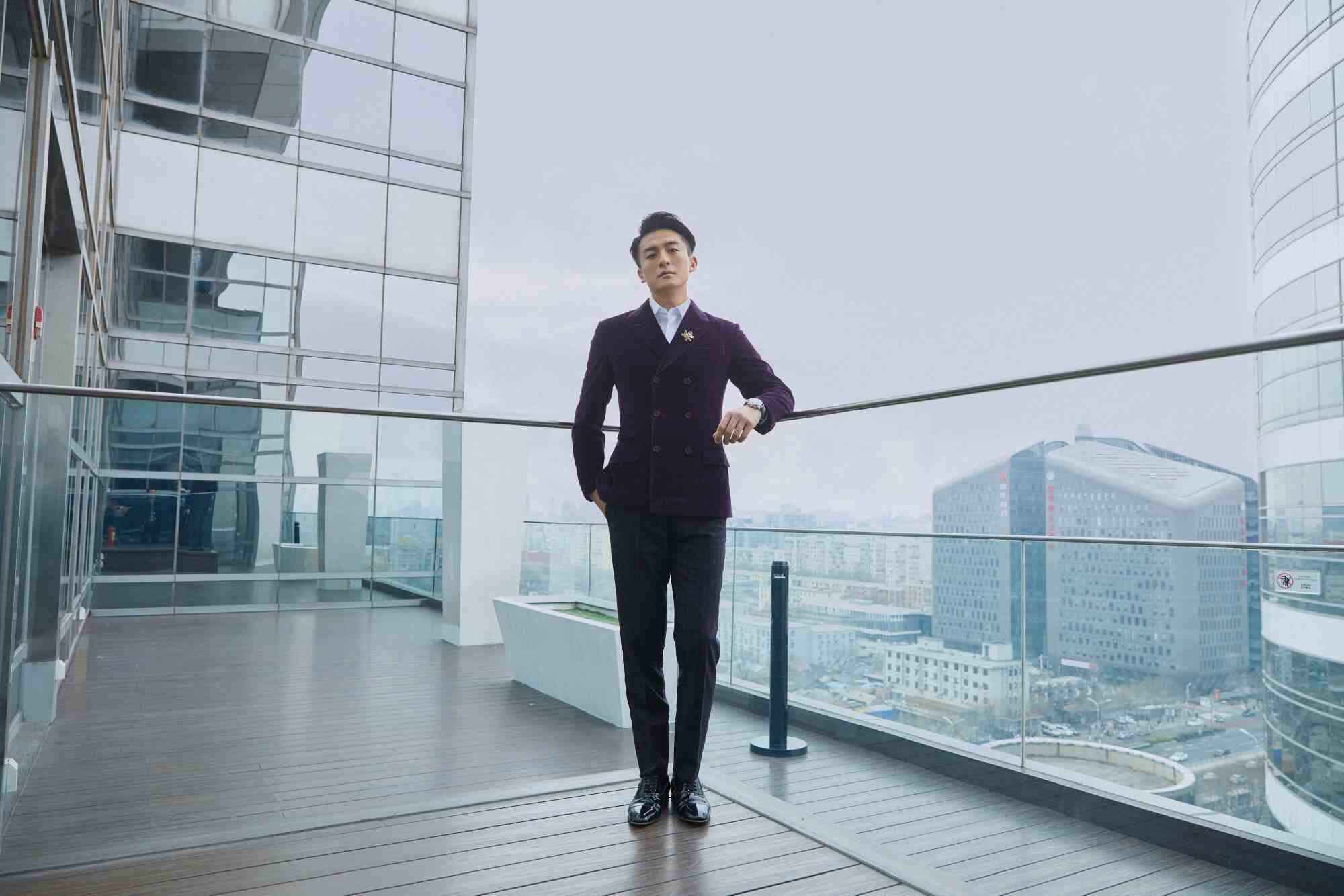 ?孙艺洲亮相国剧盛典 丝绒西装儒雅绅士