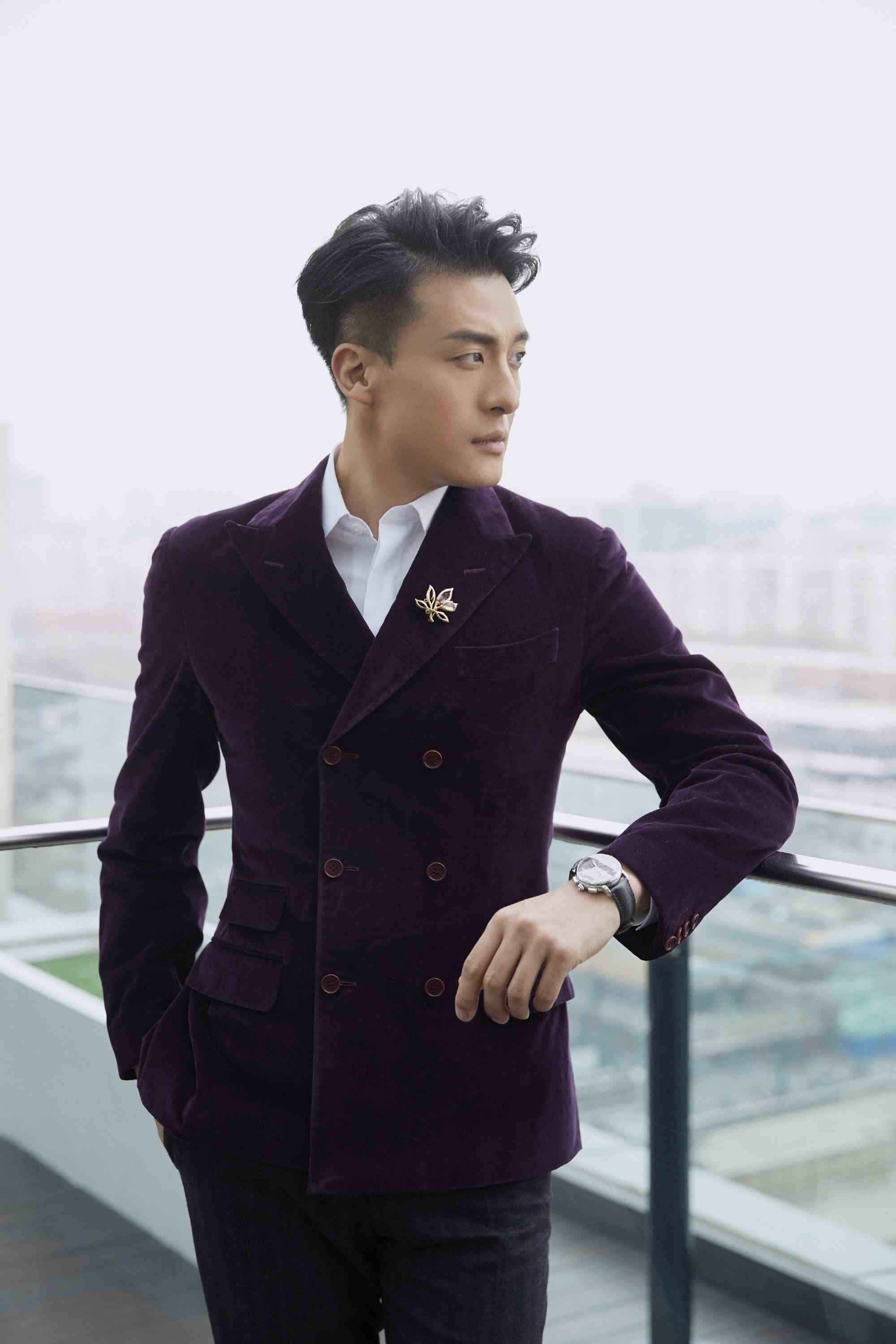 ?孙艺洲亮相国剧盛典 丝绒西装儒雅绅士