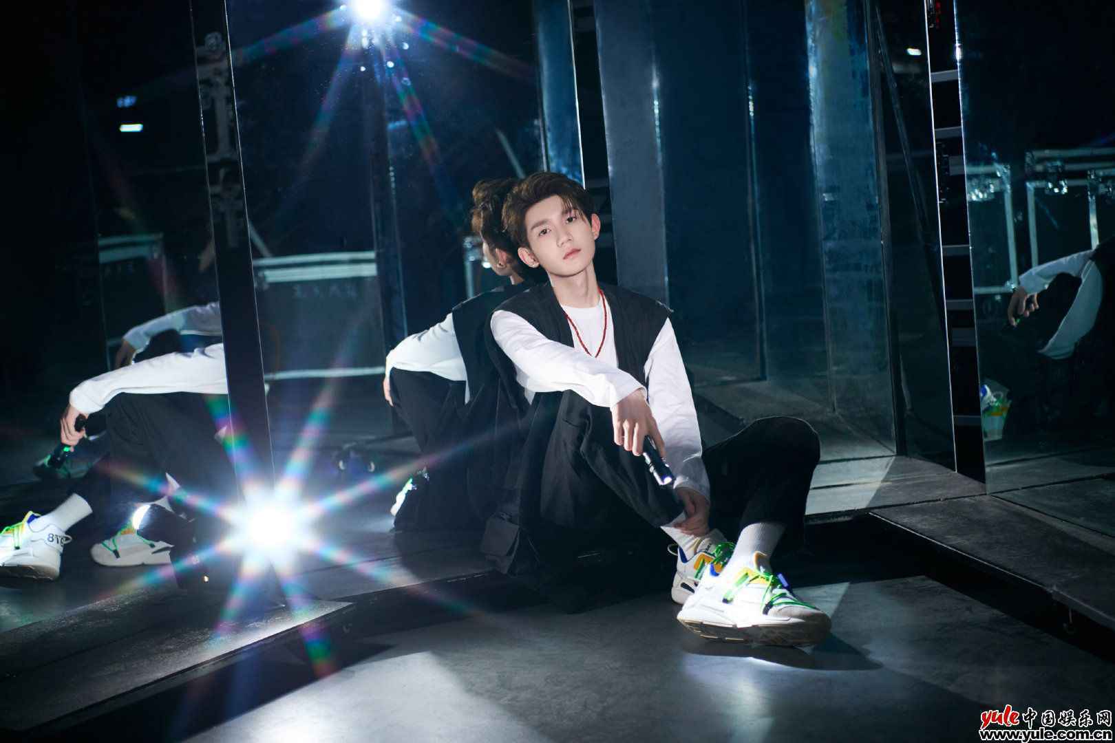 王源《谁是宝藏歌手》主持推荐两不误 金句频出展超强综艺感