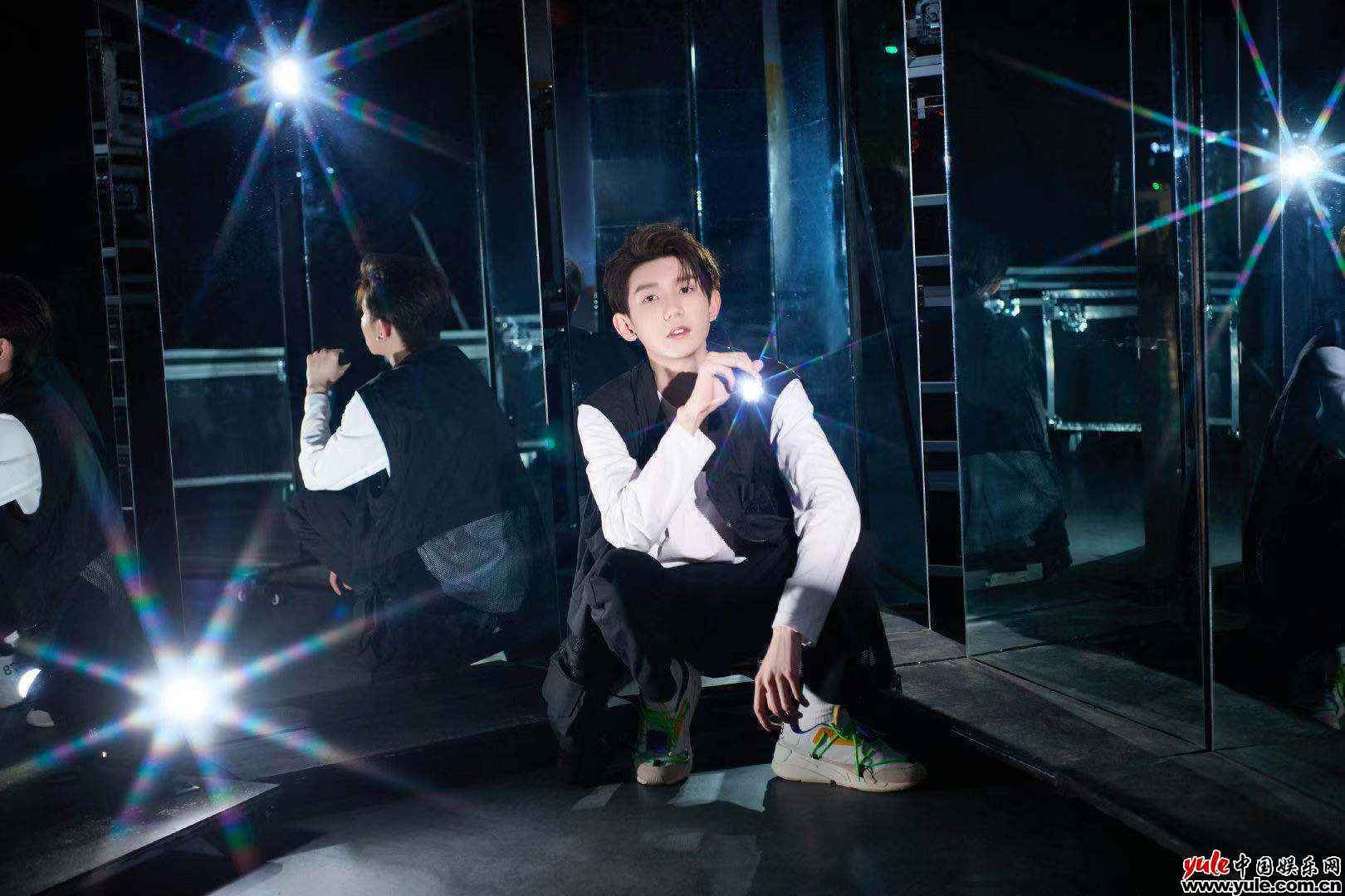 王源《谁是宝藏歌手》主持推荐两不误 金句频出展超强综艺感