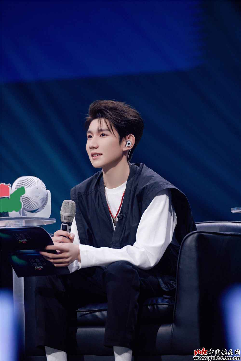 王源《谁是宝藏歌手》主持推荐两不误 金句频出展超强综艺感