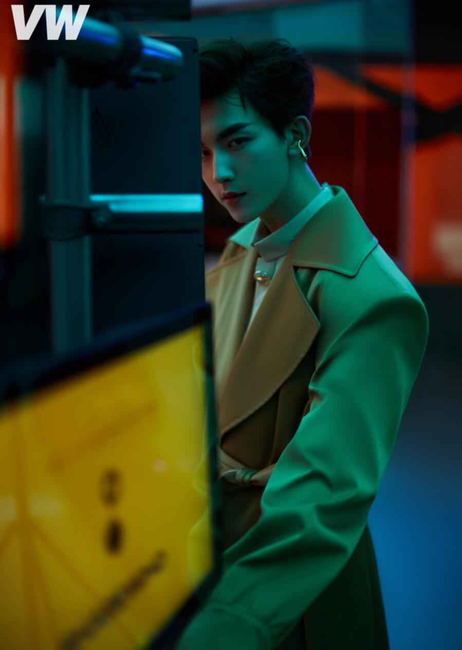 郭俊辰最新时尚大片曝光 百变造型演绎AI觉醒