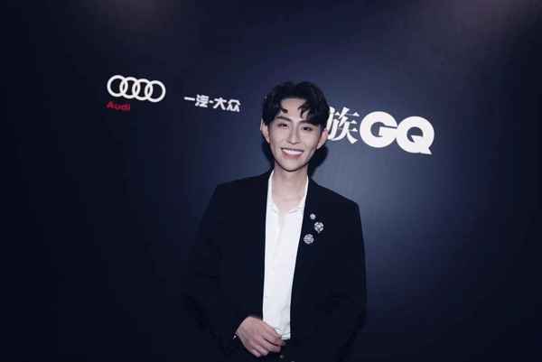 周瑜亮相时尚活动 从头部主播瑜大公子到跨界主持受关注