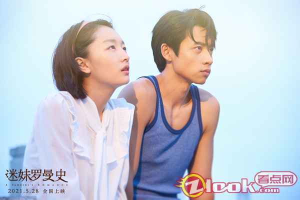 电影《迷妹罗曼史》曝周冬雨魏晨海边剧照 妈妈的浪漫你想象不到