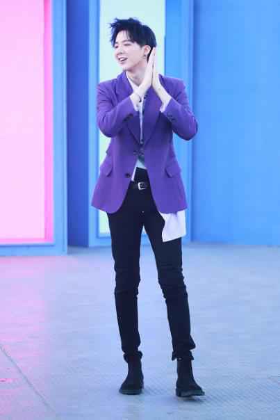 摩登兄弟录制《中国音乐公告牌》现场粉丝集体婚纱应援