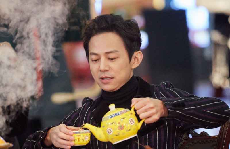 《快乐大本营》何炅在家边做蛋糕边录节目，生活过的很充实