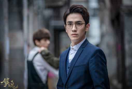 《镇魂》戏中“精致沈教授”受热追 戏外朱一龙尽显大男孩气质