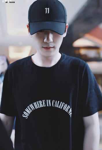 《镇魂》戏中“精致沈教授”受热追 戏外朱一龙尽显大男孩气质