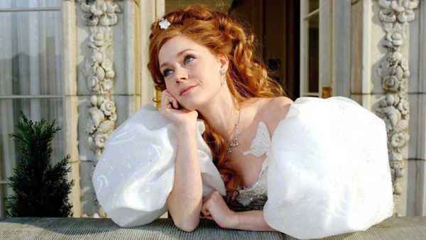 《魔法奇缘2》开拍！主演艾米亚当斯和导演亚当山克曼片场合照曝光