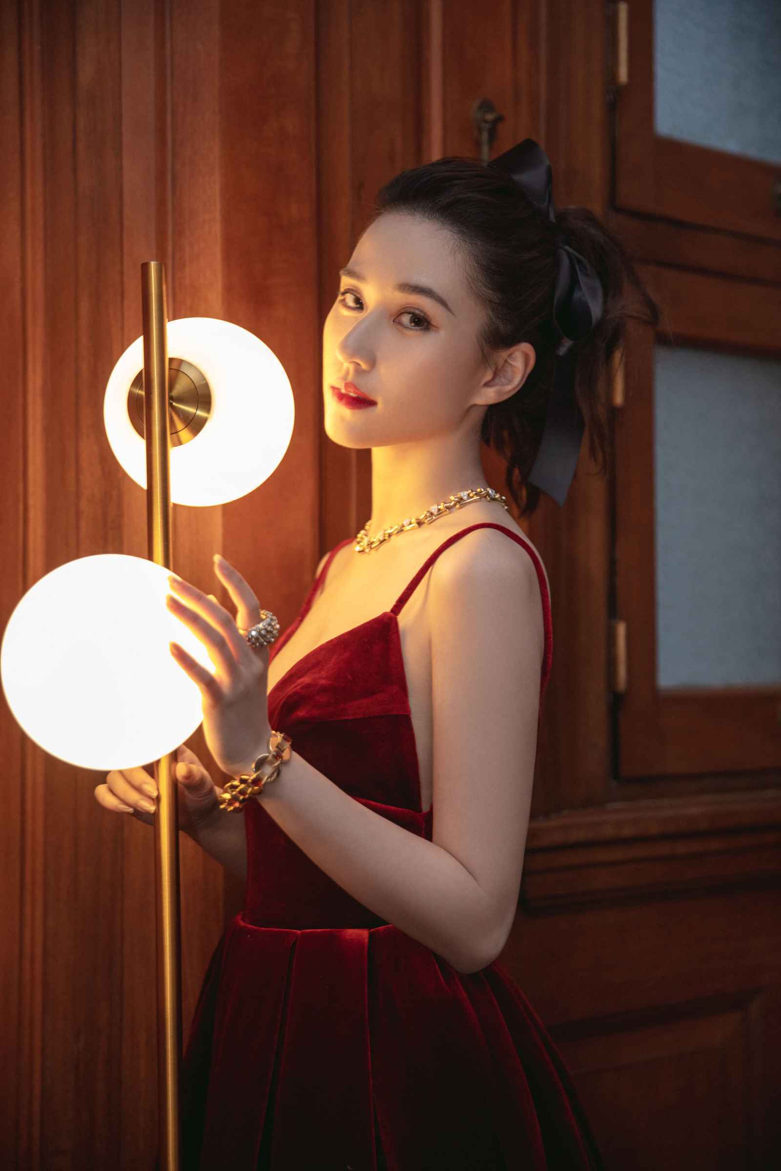 何超莲复古公主造型亮相活动 与窦骁甜蜜互动