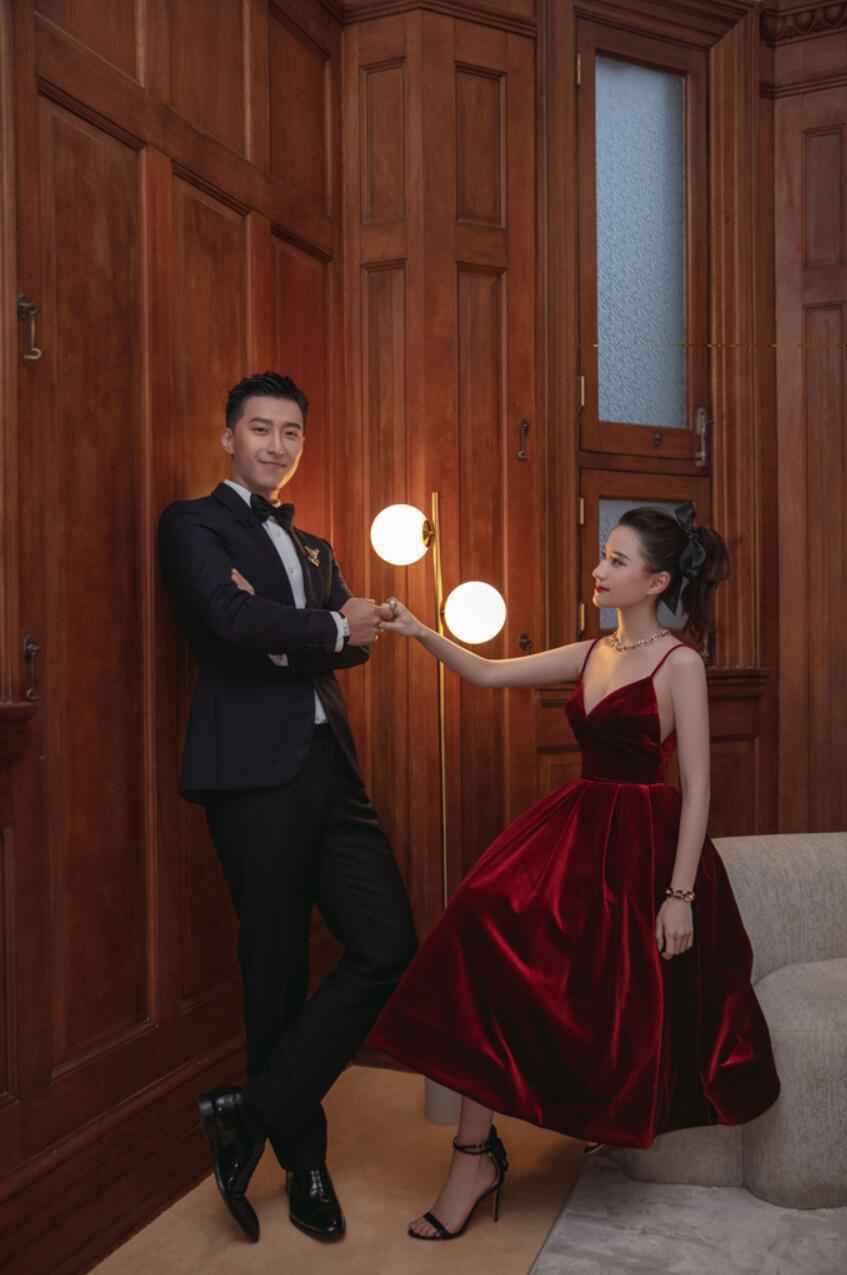 何超莲复古公主造型亮相活动 与窦骁甜蜜互动