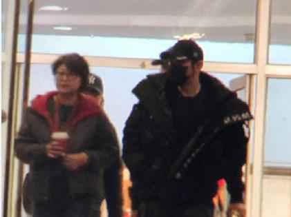 春晚语言类节目终审 黄晓明宋祖儿包裹严实现身