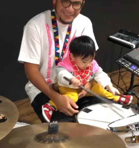 张震岳排练儿子来探班 1岁小谷沐打鼓超有天份