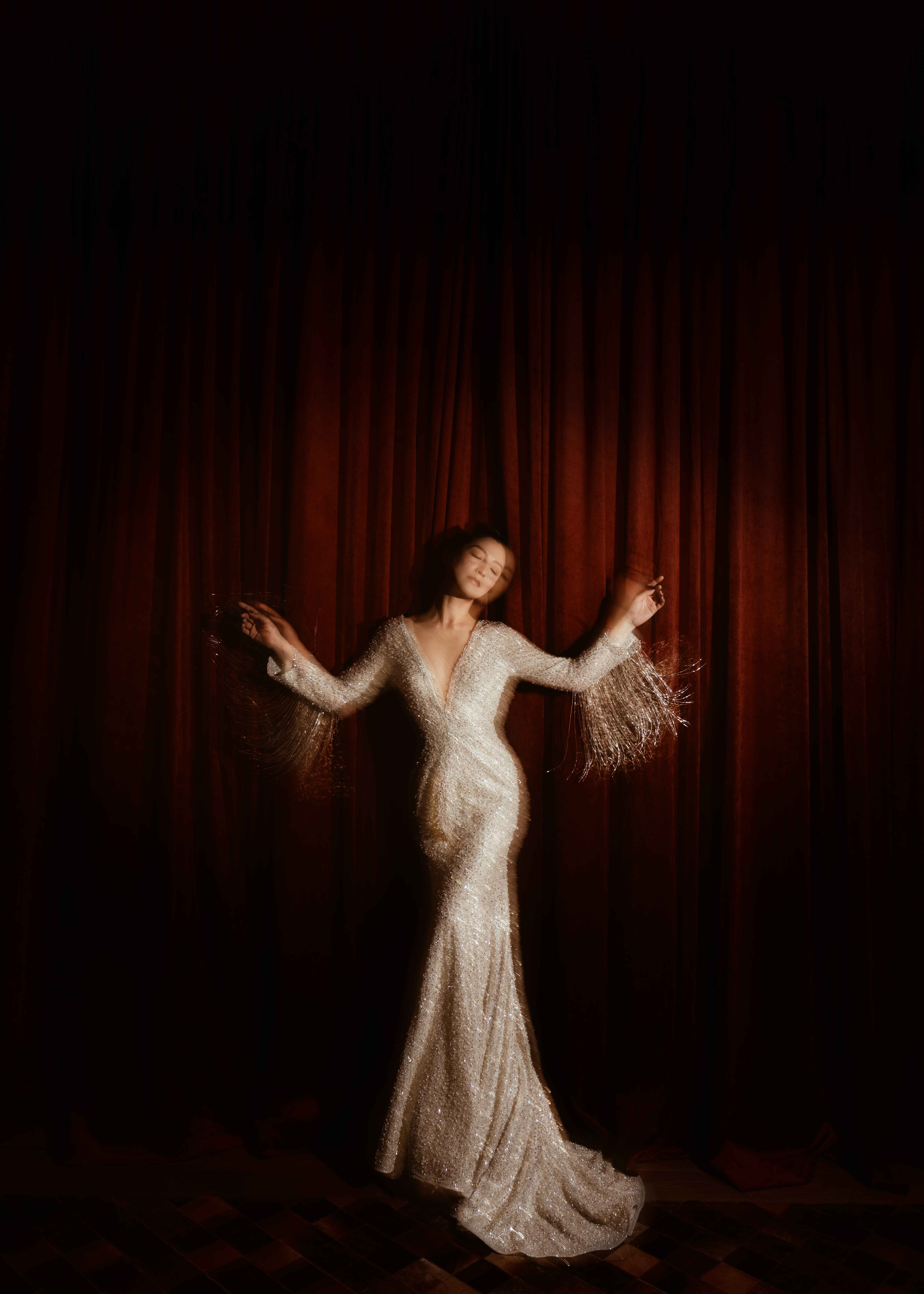 潘辰时尚杂志大片 携手新锐摄影师罗冰 打造东方女性独特美学