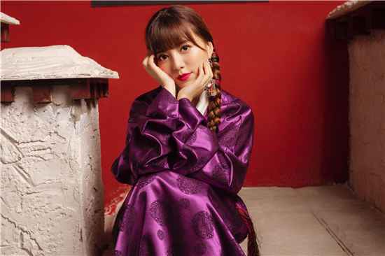 过年贺曲《新年好》是谁演唱的？