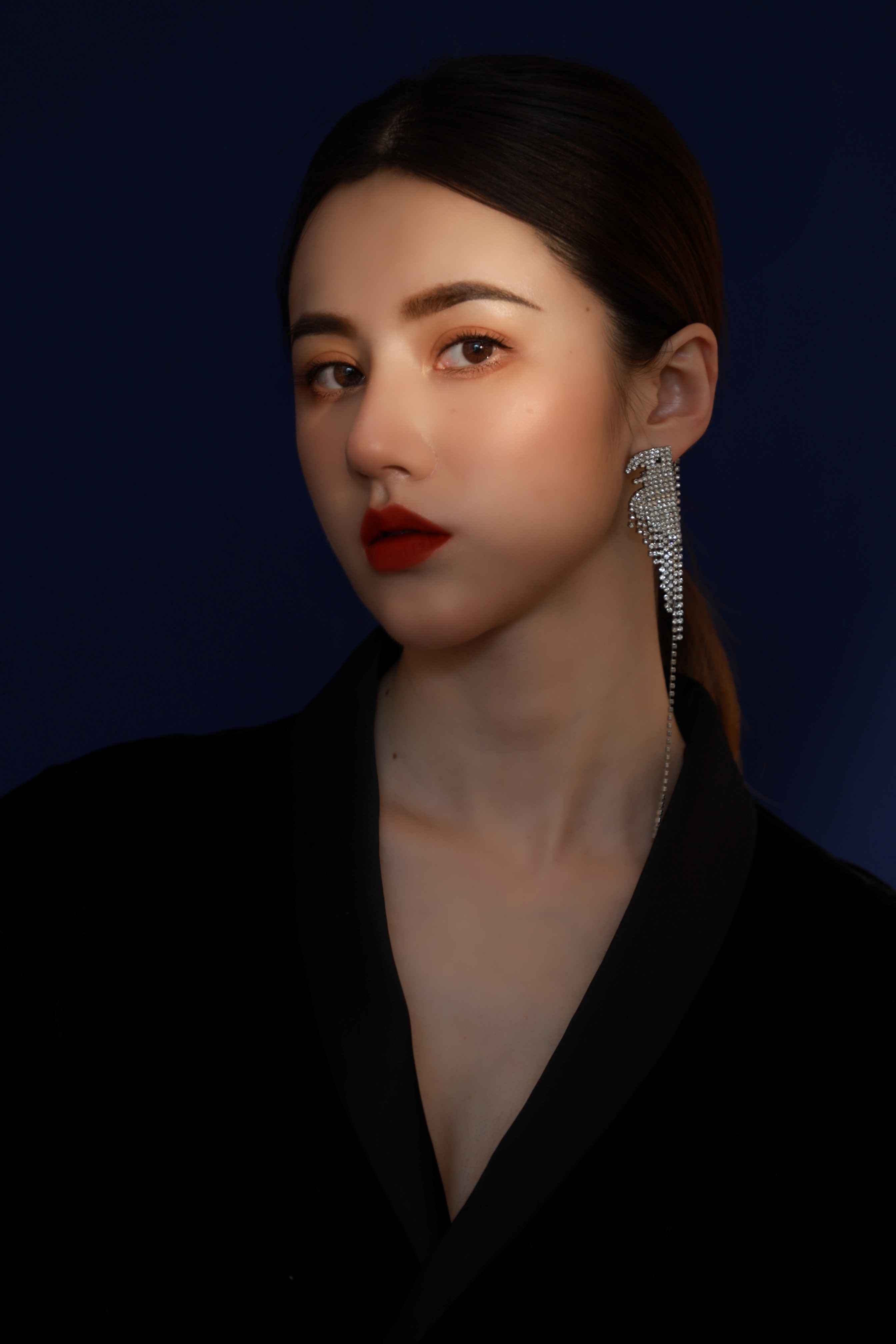 王骞钤穿卷发披肩 烈焰红唇漫画腿吸睛