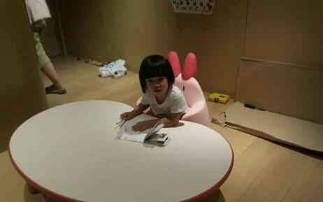 小S晒女儿认真学习照 网友：老三越来越漂亮了