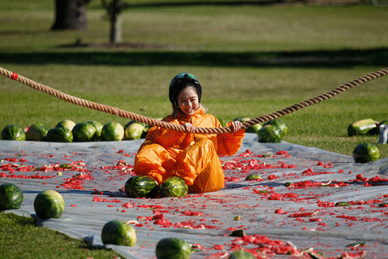 邓紫棋再被吐槽 为赢游戏浪费食物