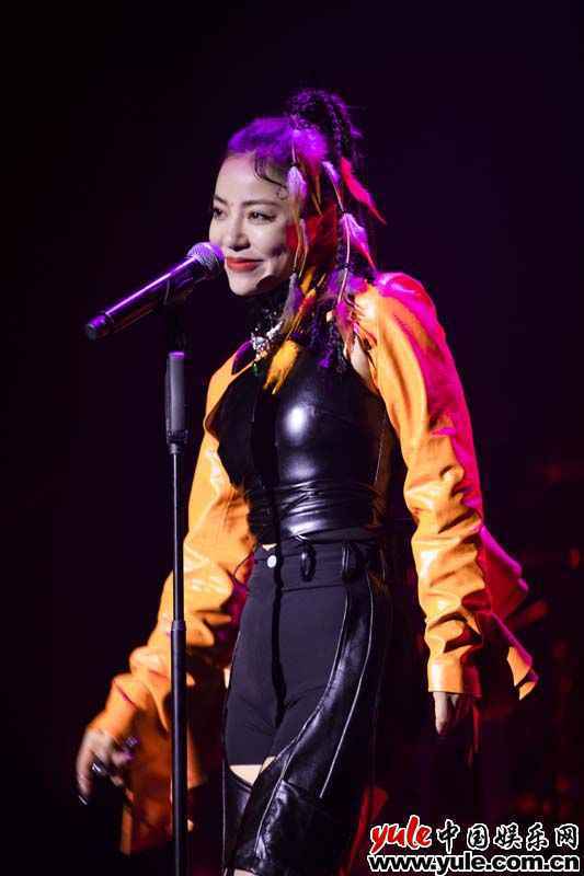 丁当火辣应对粉丝 丁当“当我们再一起”演唱会上海开跑,千人爆场丁当火辣应对