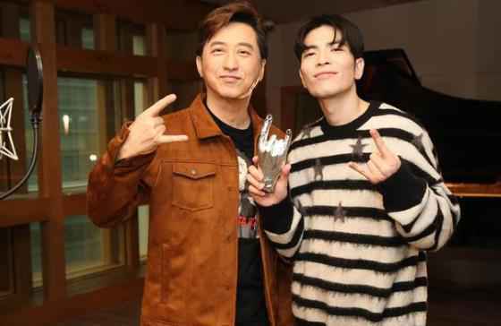 庾澄庆与萧敬腾合作全新单曲 送“银手指”表感谢