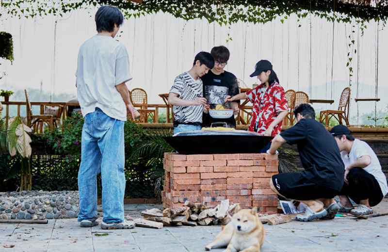 《向往4》中最精致男孩许魏洲，走到哪都不忘涂防晒