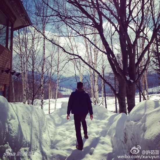 许茹芸晒冬日照片 亲密依偎老公大秀恩爱