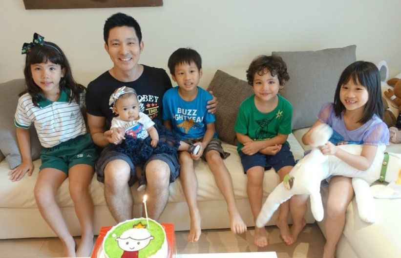 立威廉怀抱爱女庆生 混血宝宝大眼可爱