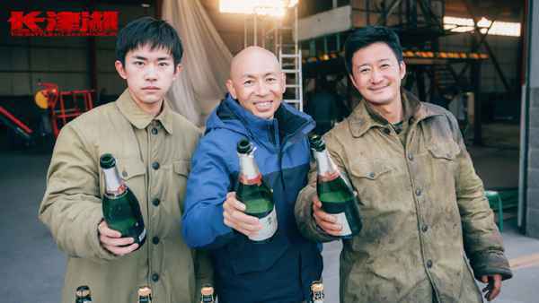电影《长津湖》顺利杀青曝海报！主演吴京易烊千玺片场杀青合照