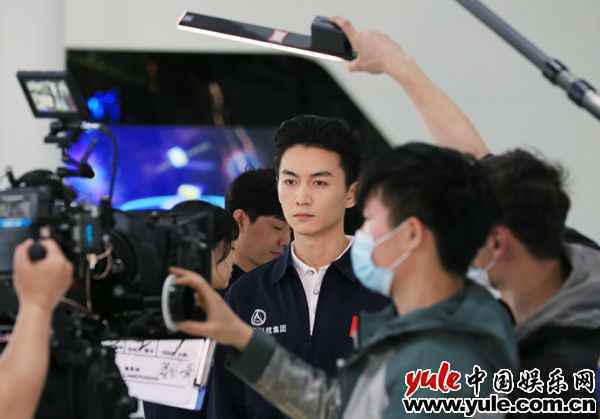 致敬航天精神 文艺志愿者陈晓《向祖国报告》