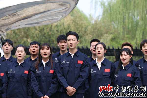 致敬航天精神 文艺志愿者陈晓《向祖国报告》