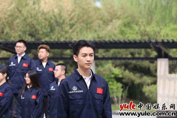 致敬航天精神 文艺志愿者陈晓《向祖国报告》