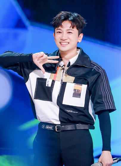 苏有朋《创造营2019》获封神助攻 细致指点助力学员公演