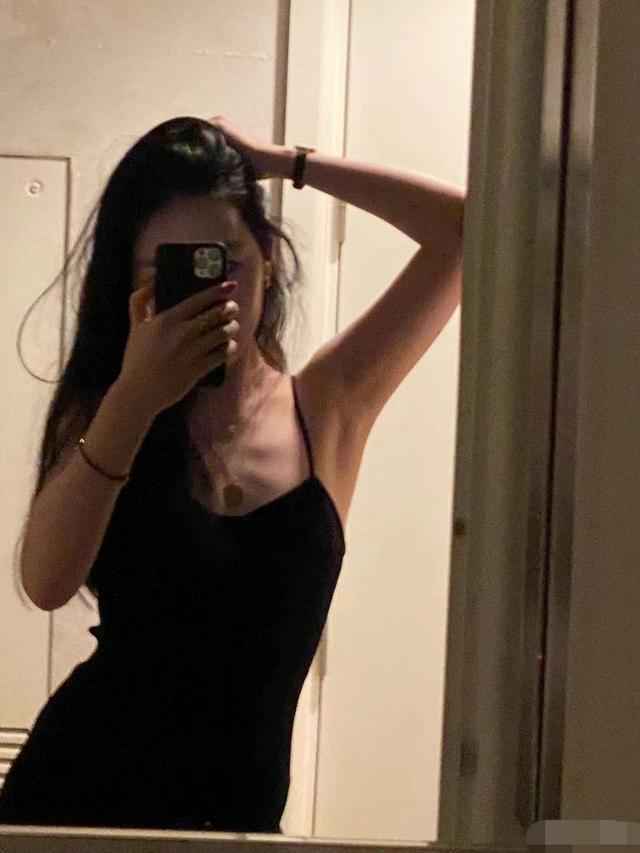 李咏女儿19岁生日晒美照 穿吊带裙露性感曲线