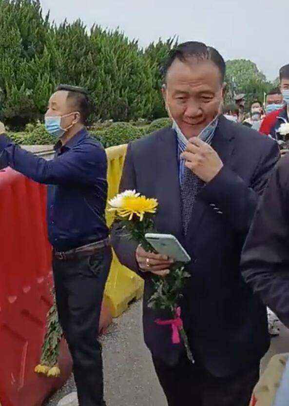 63岁万梓良到长沙送别袁隆平 手持鲜花很用心