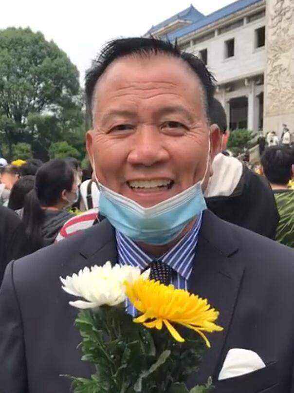 63岁万梓良到长沙送别袁隆平 手持鲜花很用心